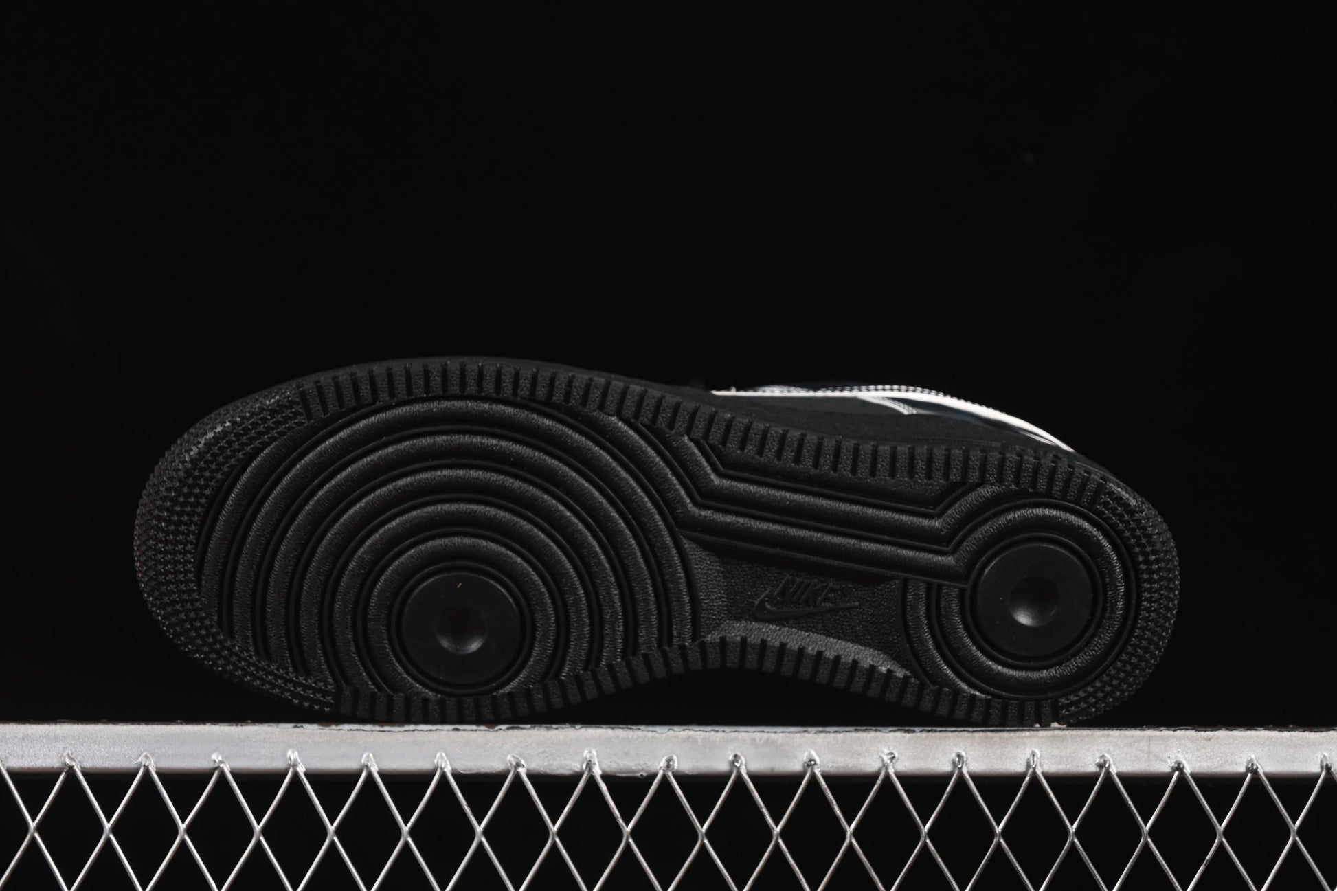 Nike Air Force 1'07 Low Casual Sneakers with Full-Length Air Cushion - HF2885-001