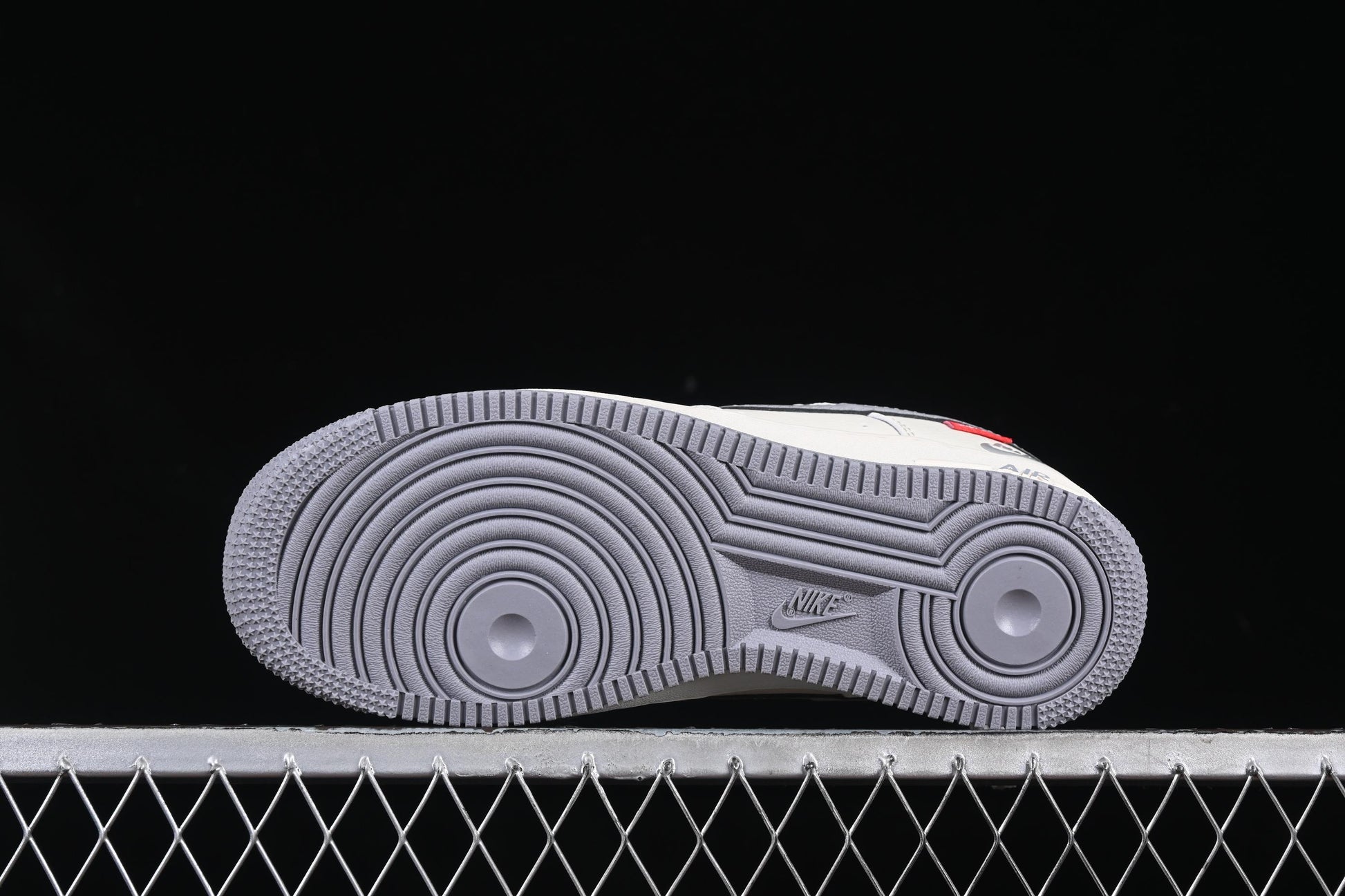 Nike Air Force 1 '07 Low Supreme Collaboration Casual Sneakers with Red Swoosh - HH7518-039