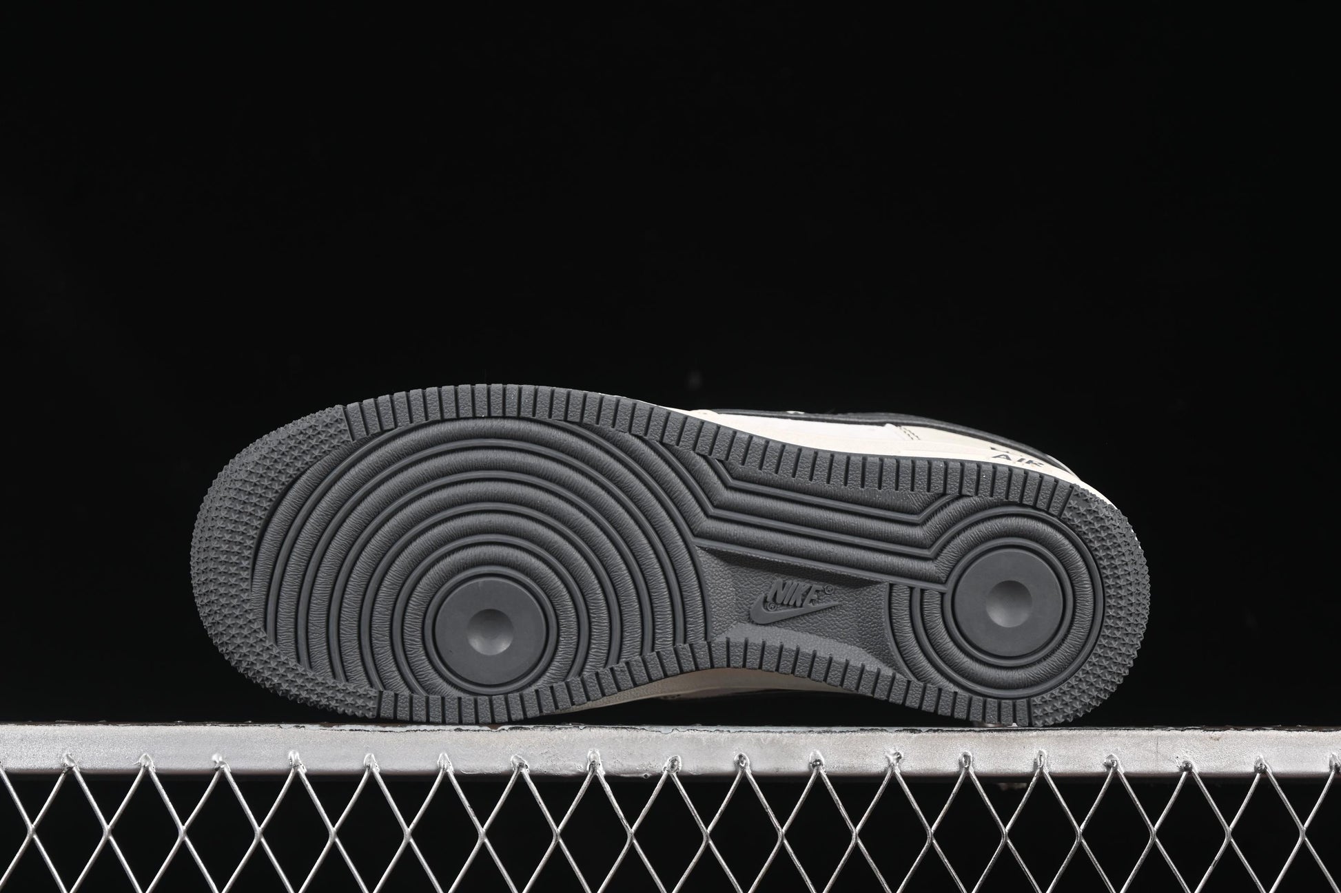 Nike Air Force 1 '07 Low Supreme Casual Sneakers with Full-Length Air Cushion - XZ6188-367